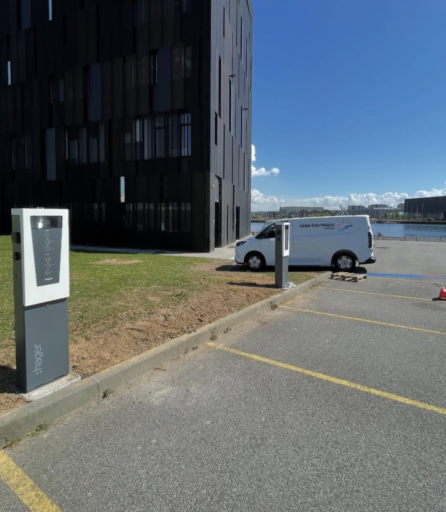 Installation d’une borne de recharge sur parking : contact électricien en Normandie pour une solution IRVE propre et sécurisée.