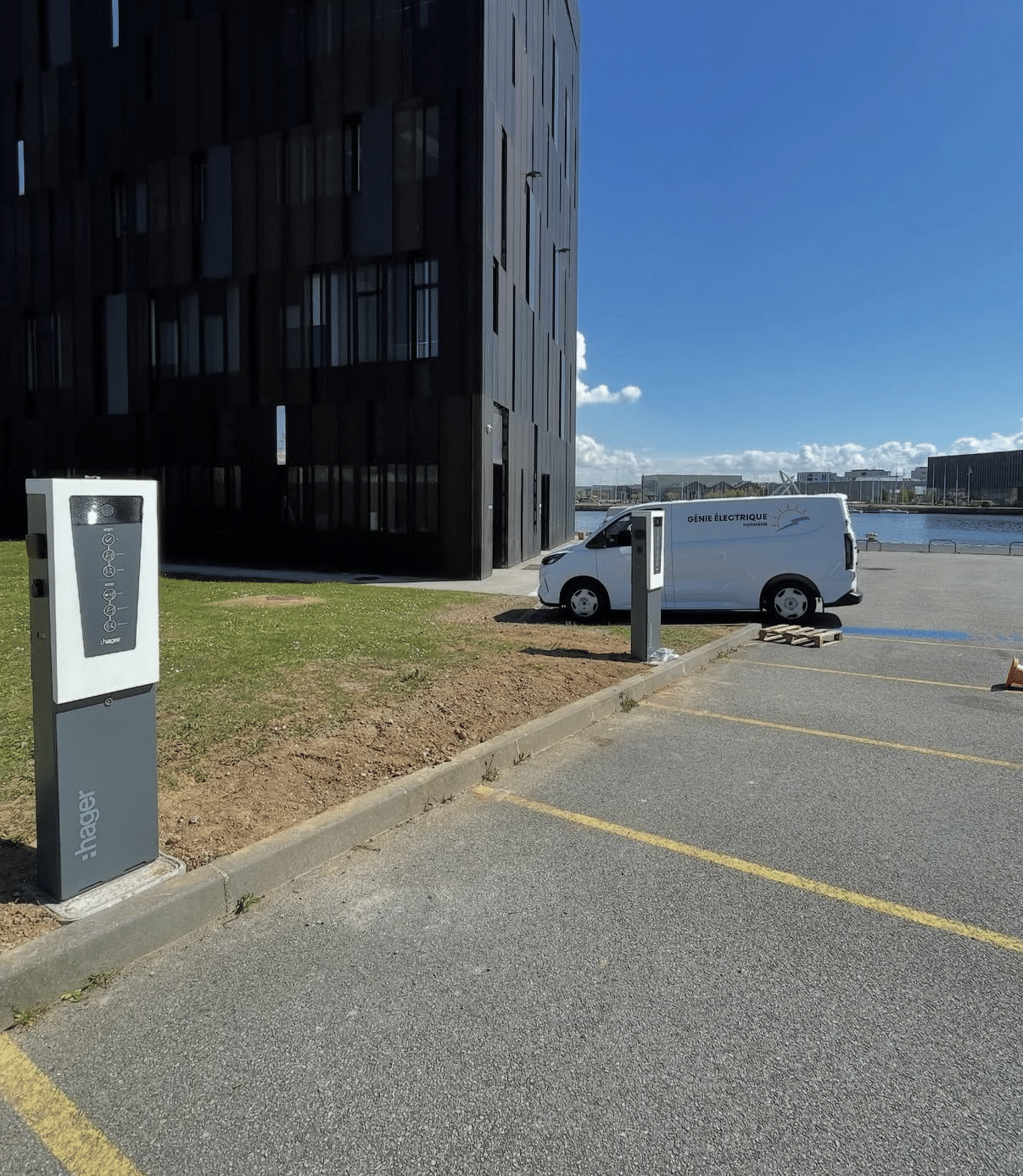 Installation d’une borne de recharge sur parking : contact électricien en Normandie pour une solution IRVE propre et sécurisée.