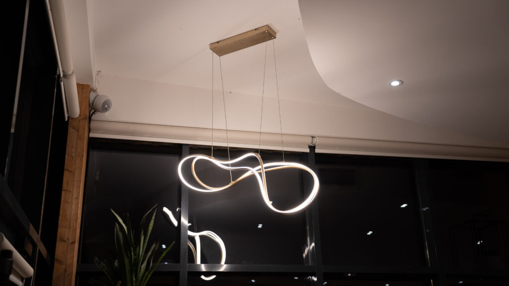 Pose d’un luminaire design dans un espace pro – électricien en Normandie