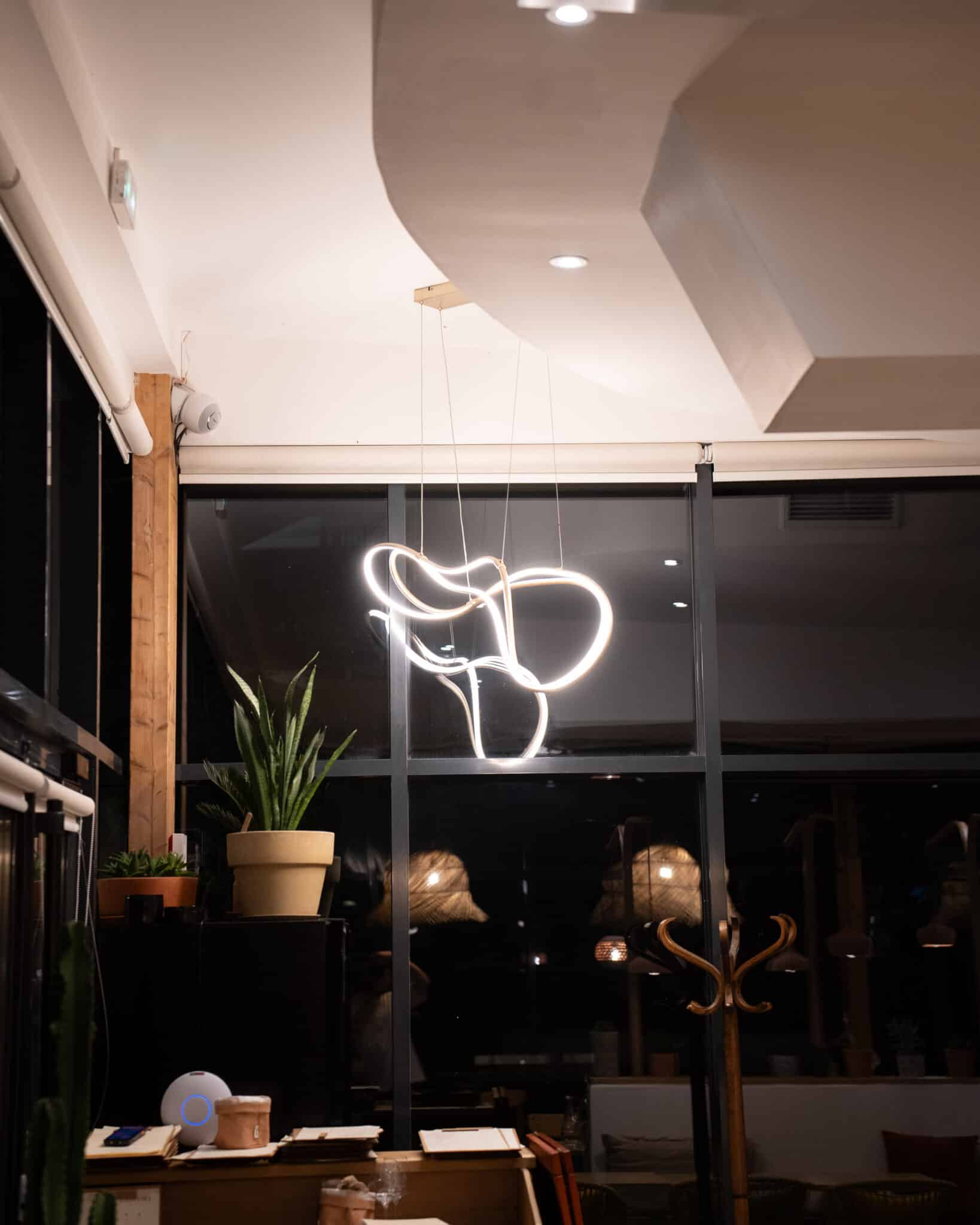 Installation électrique neuve en Normandie : pose d’un luminaire design dans un espace professionnel