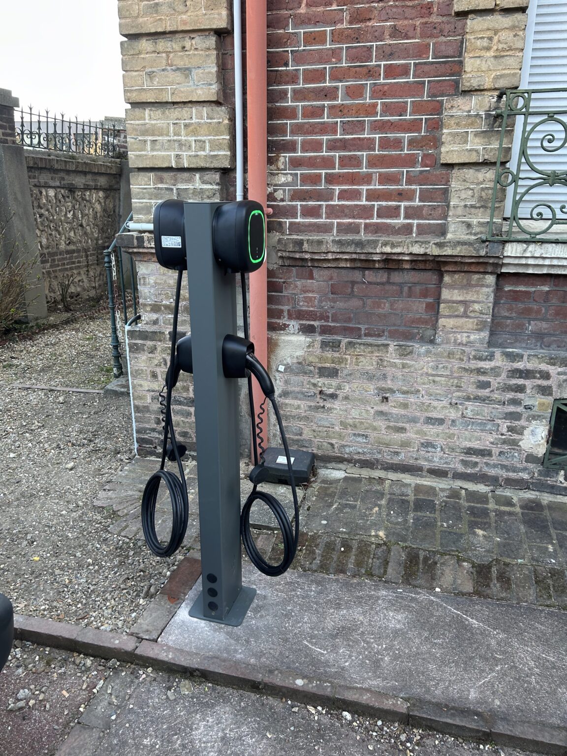 Installation borne de recharge IRVE en Normandie : borne sur pied avec câble, posée en extérieur