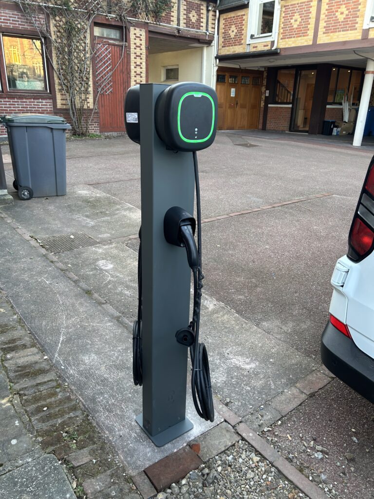 Borne de recharge sur pied : installation IRVE en extérieur – électricien en Normandie