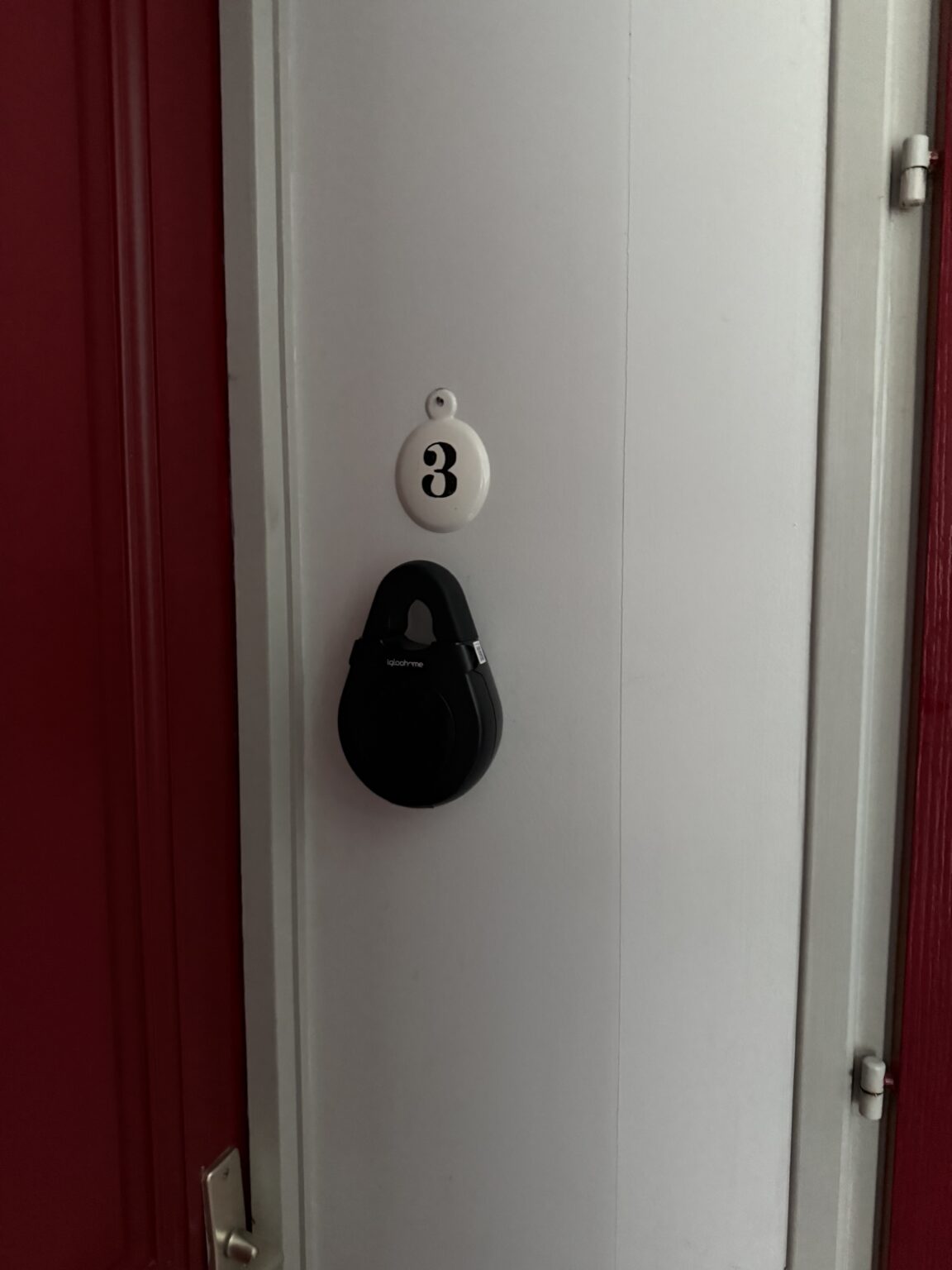 Installation domotique en Normandie : mise en place d’un lecteur/badge d’accès sur porte pour un contrôle simple et sécurisé.