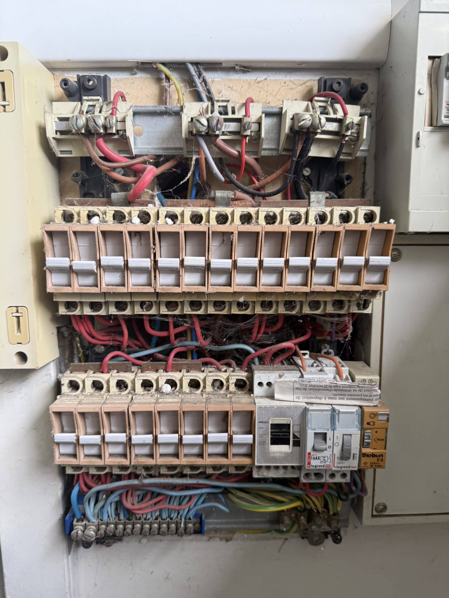 Tableau électrique avant remise à niveau – électricien en Normandie