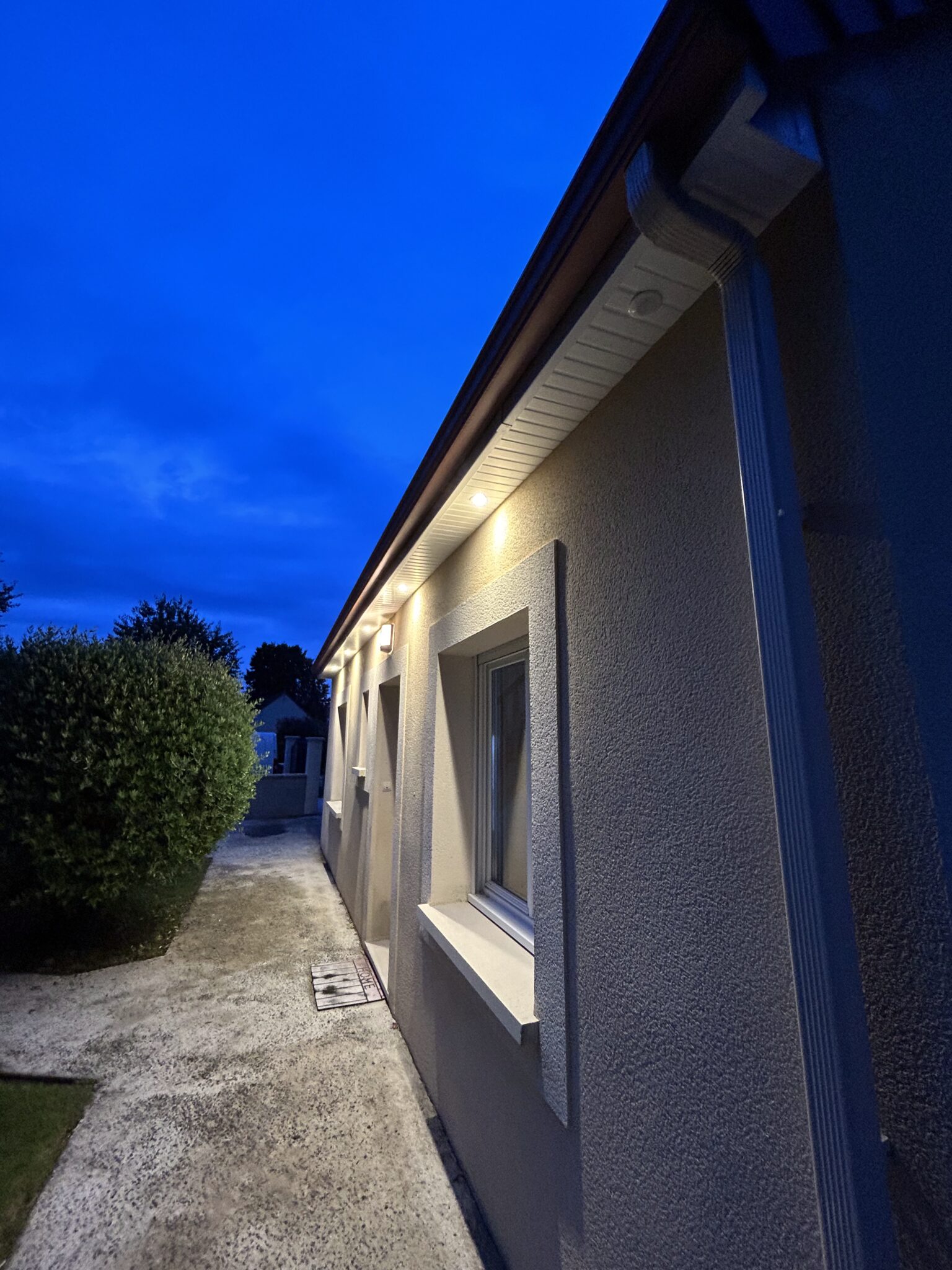 Éclairage extérieur de façade – électricien en Normandie