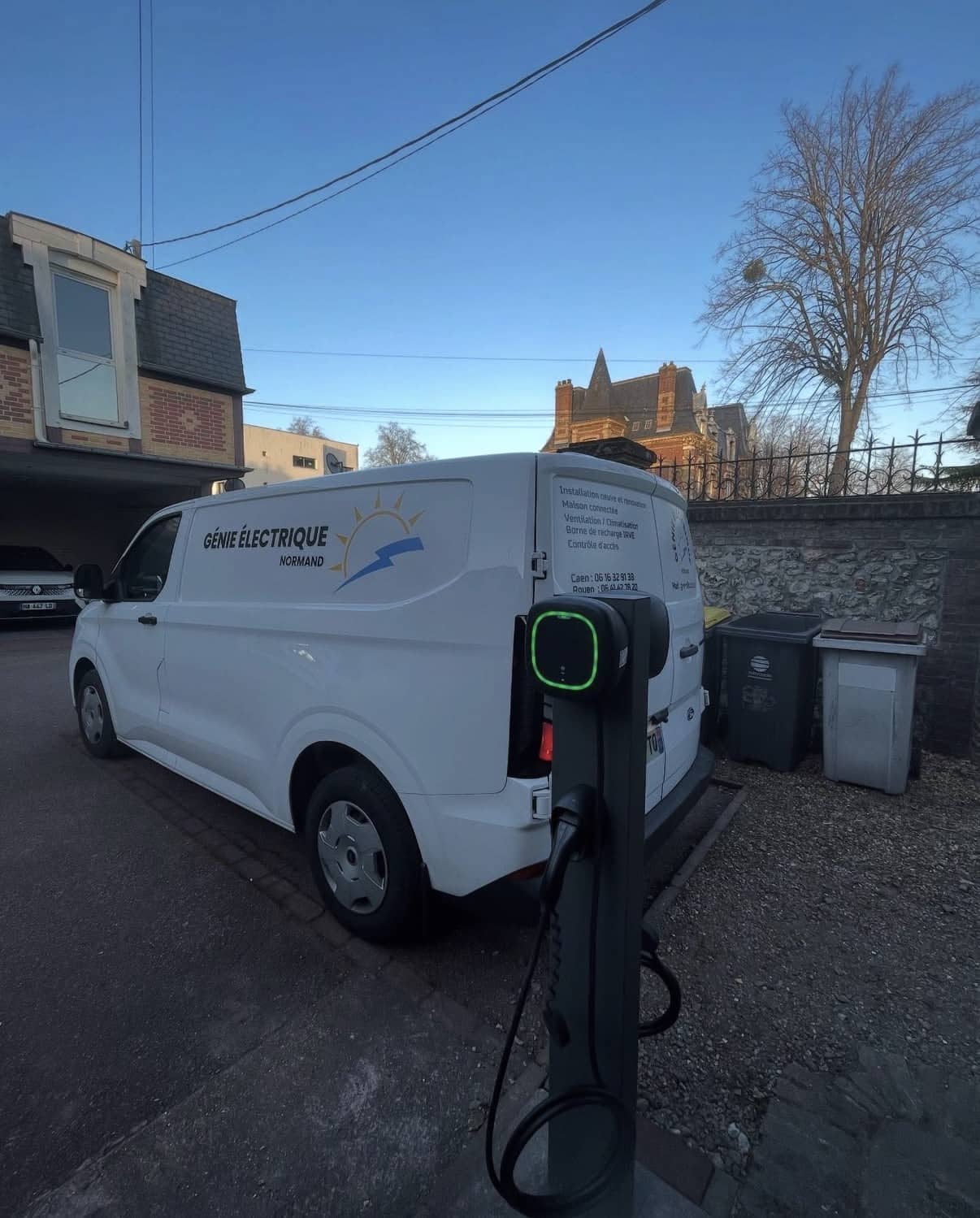 Camionnette Génie Électrique Normand sur chantier IRVE en Normandie – contact électricien en Normandie pour installation et dépannage.