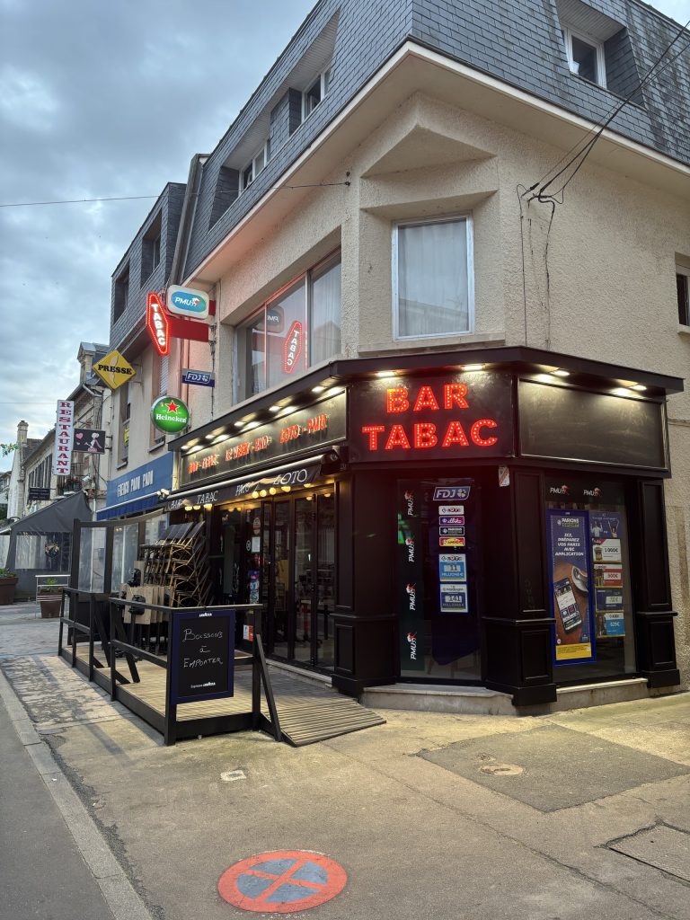 Changement des éclairage de ce bar tabac à cabourg